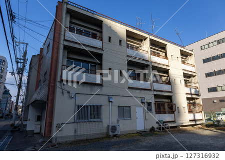 日本の古い集合住宅 127316932