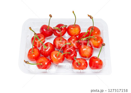 大粒のサクランボ紅秀峰パック入り【白背景・切り抜き】 大粒のサクランボ紅秀峰パック入り【白背景・切り抜き】 127317158