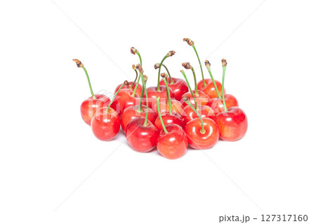 大粒のサクランボ紅秀峰【白背景・切り抜き】 127317160