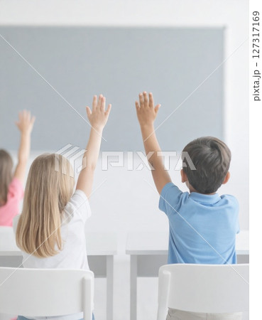 授業中の子どもたち 127317169