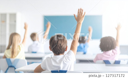 授業中の子どもたち 127317172
