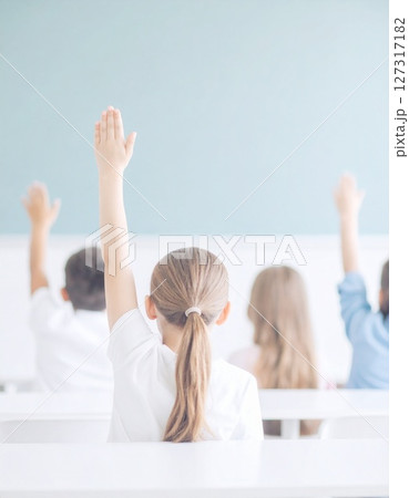 授業中の子どもたち 127317182