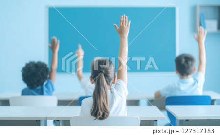 授業中の子どもたち 127317183