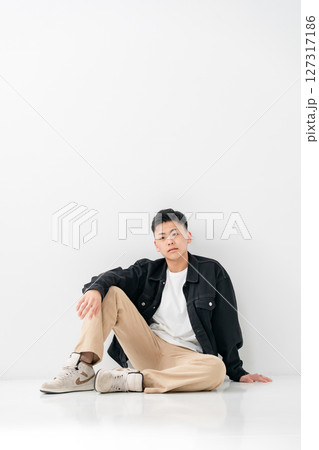 若い男性　ポートレート　カジュアル　座る 127317186