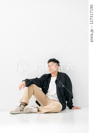 若い男性　ポートレート　カジュアル　座る 127317190