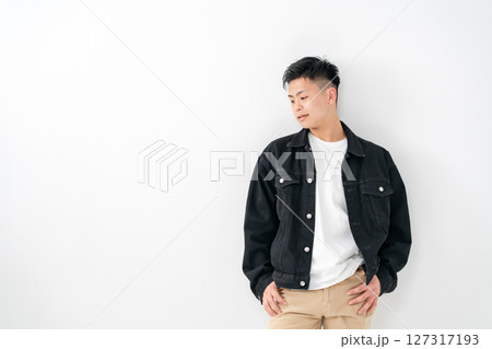 若い男性 ポートレート カジュアル 若い男性 ポートレート カジュアル 127317193