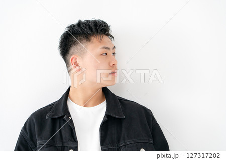 若い男性 ポートレート カジュアル 若い男性 ポートレート カジュアル 127317202