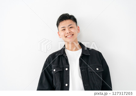 若い男性 ポートレート カジュアル 若い男性 ポートレート カジュアル 127317203