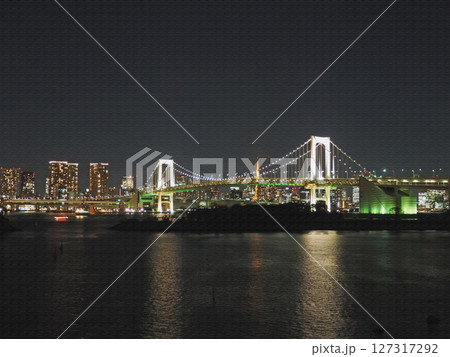 お台場の海辺とレインボーブリッジ。夜。イラスト風の写真。 127317292