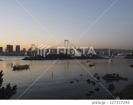 お台場の海辺とレインボーブリッジ。夕方。イラスト風の写真。 127317293