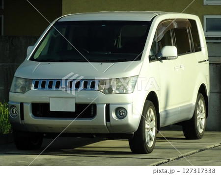 駐車場に停めた車(三菱・デリカD:5) 127317338