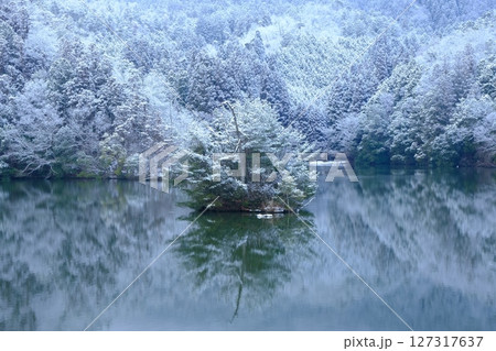 雪の神吉池 127317637