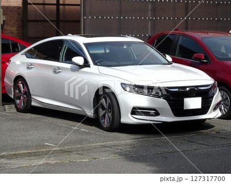 白い自動車(ホンダ・アコード 10代目） 127317700