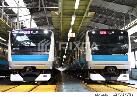 車両基地で並ぶE233系1000番台サイ102編成（快速・田町表示）とサイ103編成（快速・上野表示 127317788