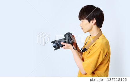 男性カメラマンのイメージ 127318196