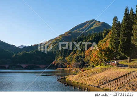 群馬県安中市 秋の碓氷湖 127318215
