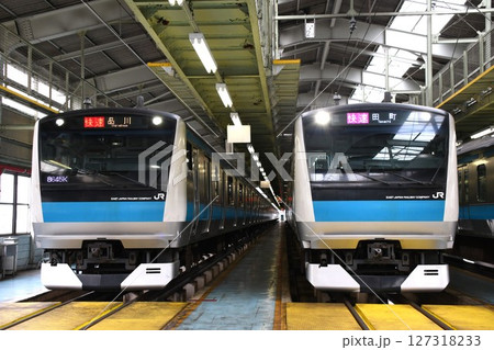 車庫で並ぶE233系1000番台サイ101編成（快速・品川表示）とサイ102編成（快速・田町表示） 127318233