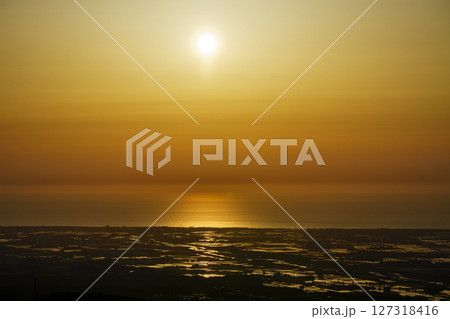 犀鶴林道から眺める夕陽に染まる手取川扇状地の水田と日本海 127318416