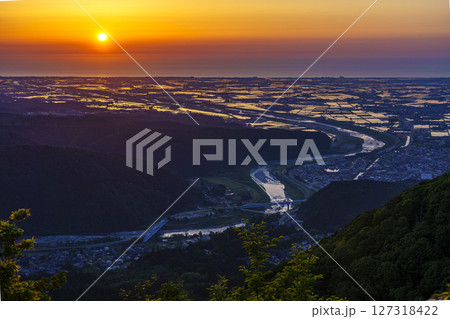 犀鶴林道から眺める夕陽に染まる手取川扇状地の水田と日本海 127318422
