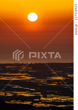 犀鶴林道から眺める夕陽に染まる手取川扇状地の水田と日本海 127318425