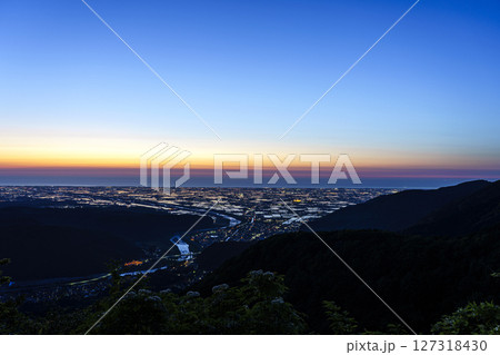 犀鶴林道から眺める夕陽に染まる手取川扇状地の水田と日本海 犀鶴林道から眺める夕陽に染まる手取川扇状地の水田と日本海 127318430