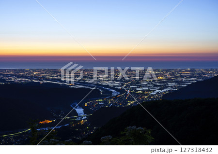 犀鶴林道から眺める夕陽に染まる手取川扇状地の水田と日本海 127318432