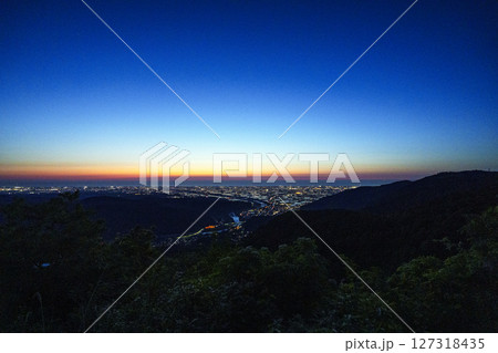 犀鶴林道から眺める夕陽に染まる手取川扇状地の水田と日本海 127318435
