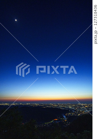 犀鶴林道から眺める夕陽に染まる手取川扇状地の水田と日本海 犀鶴林道から眺める夕陽に染まる手取川扇状地の水田と日本海 127318436