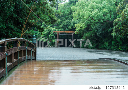 伊勢神宮外宮 雨の火除橋の鳥居 伊勢神宮外宮 雨の火除橋の鳥居 127318441