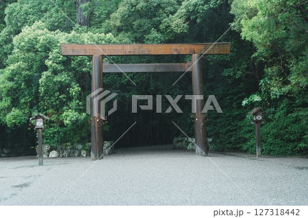 伊勢神宮外宮　雨の火除橋の鳥居　 127318442