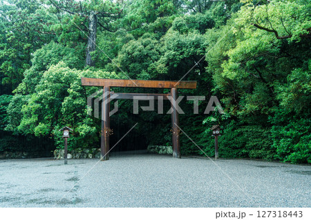 伊勢神宮外宮　雨の火除橋の鳥居　 127318443