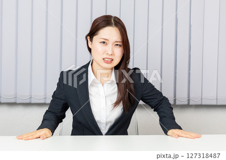 訴えるアジア人女性01 127318487