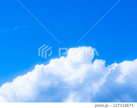 夏らしい青空と白い雲のイメージ風景 127318673
