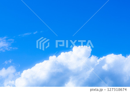 夏らしい青空と白い雲のイメージ風景 127318674