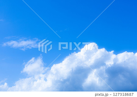 夏らしい青空と白い雲のイメージ風景 夏らしい青空と白い雲のイメージ風景 127318687
