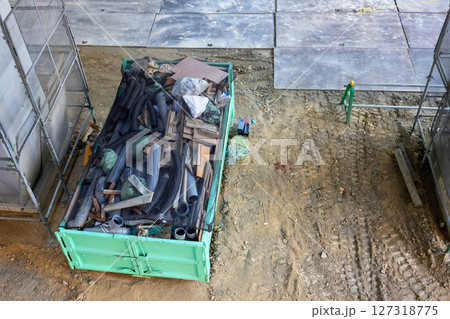上から見た高架下の工事現場 127318775