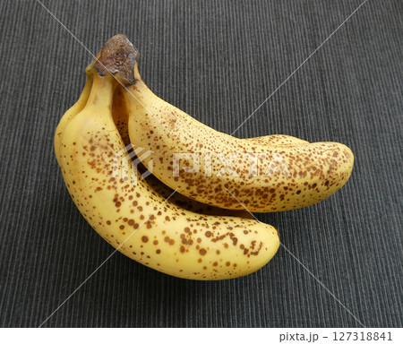 シュガースポットで食べごろを知らせる完熟バナナの写真 シュガースポットで食べごろを知らせる完熟バナナの写真 127318841