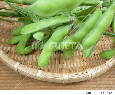 夏が旬の野菜！家庭菜園で竹ザルに収穫した枝豆の写真 127318842