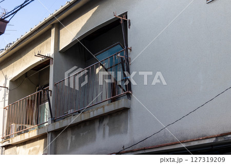 日本の古い集合住宅の窓 127319209