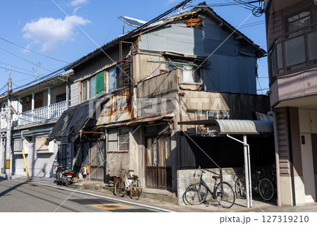 壊れた日本の古い住宅 127319210