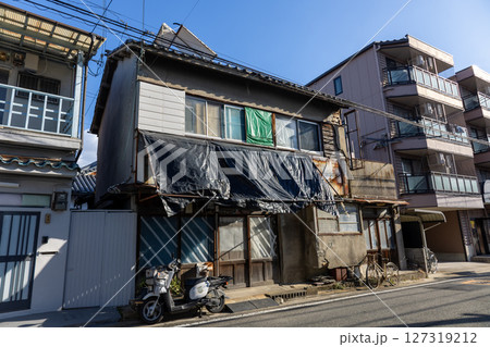 壊れた日本の古い住宅 壊れた日本の古い住宅 127319212