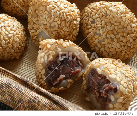 竹の皮に盛り付けた胡麻団子の写真 127319475