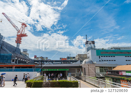 松戸駅東口より 駅ビルの再開発工事風景と行き交う人々 松戸駅東口より 駅ビルの再開発工事風景と行き交う人々 127320030