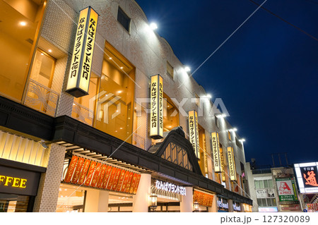 大阪市中央区 千日前、なんばグランド花月 127320089