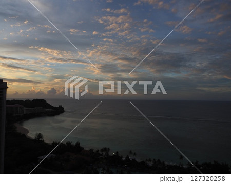 グアムの夕暮れの空と海 グアムの夕暮れの空と海 127320258