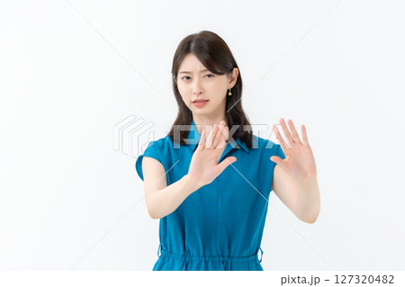 拒否する女性 拒否する女性 127320482