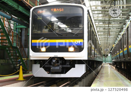 車両基地に停車する千葉みなと表示の209系（C409編成） 127320498