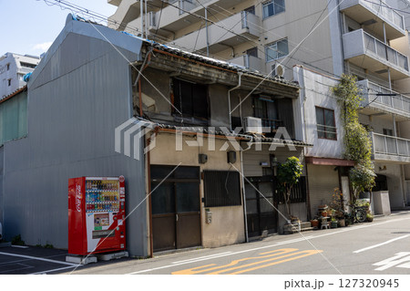 壊れた日本の古い住宅 壊れた日本の古い住宅 127320945