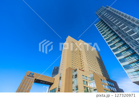 日本の横浜都市景観 6月。桜木町駅前から横浜桜木町ワシントンホテルや富士ソフトなどを望む 127320971