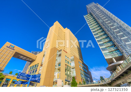日本の横浜都市景観 6月。桜木町駅前から横浜桜木町ワシントンホテルや富士ソフトなどを望む 127321350